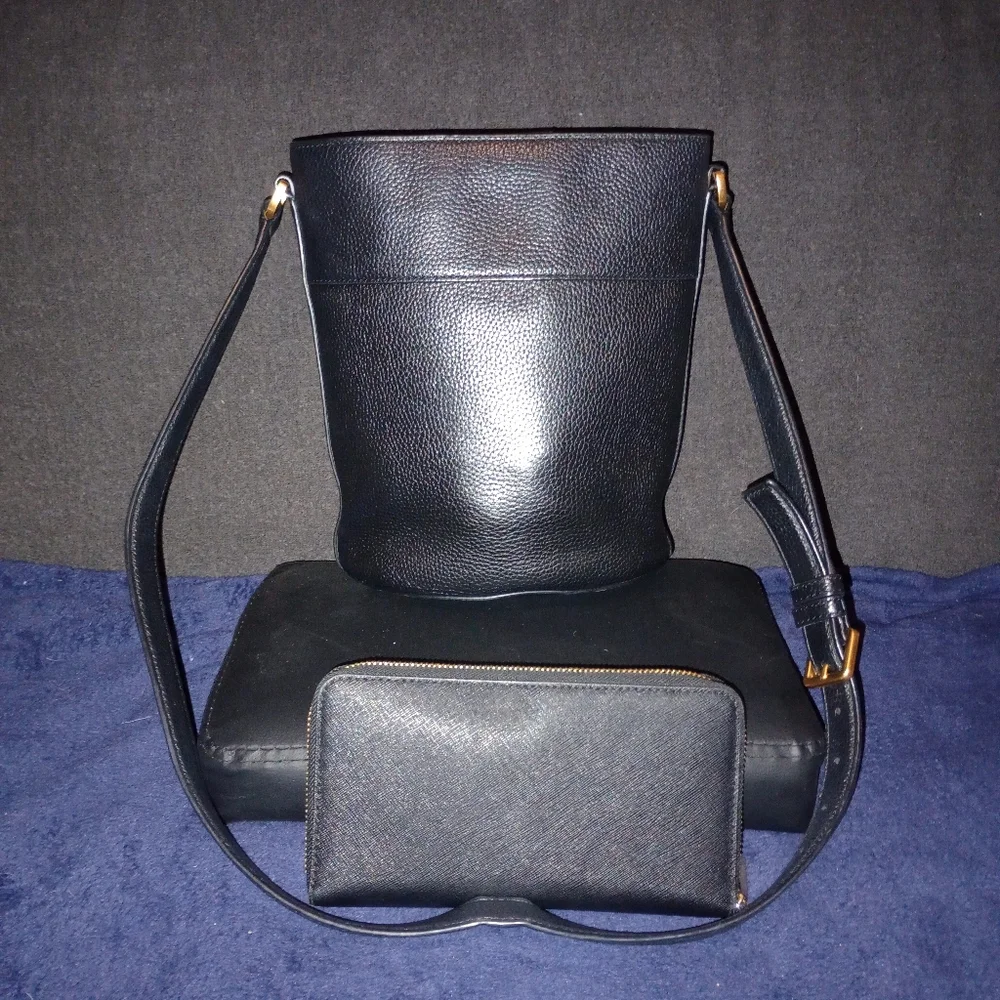 Tory Burch Britten Bucket Bag With Tory Burch Wallet - Picture 2 of 15